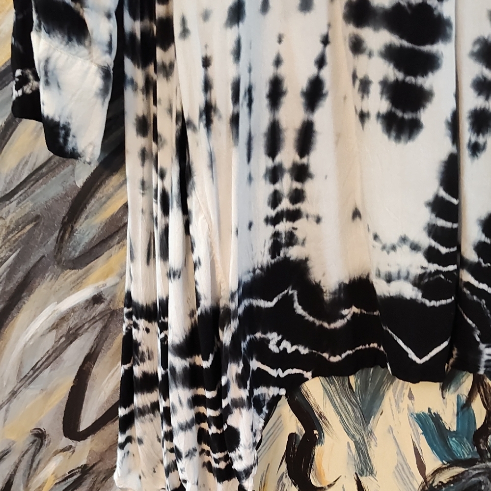 On Running Black and White Tunic Top - Picture 8 of 9